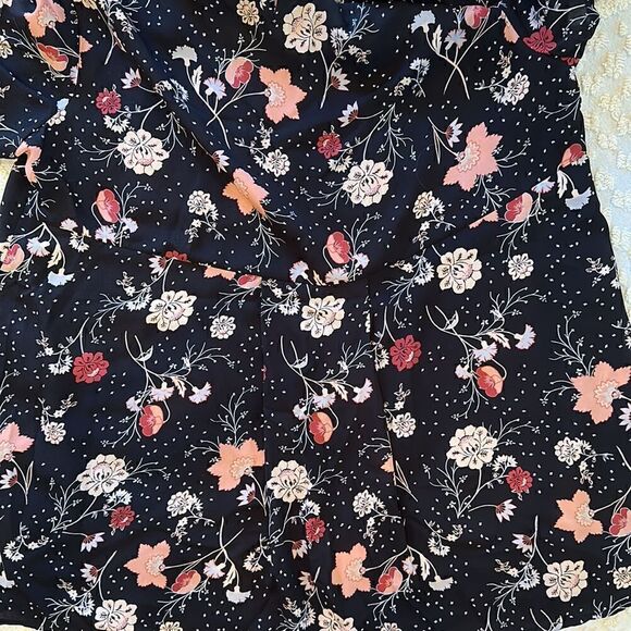 Torrid Plus Size 1 Top Black Floral Pattern Short Sleeves High Low Pleat - Picture 8 of 10